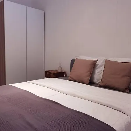 Lovely 2 Bedroom Serviced In *